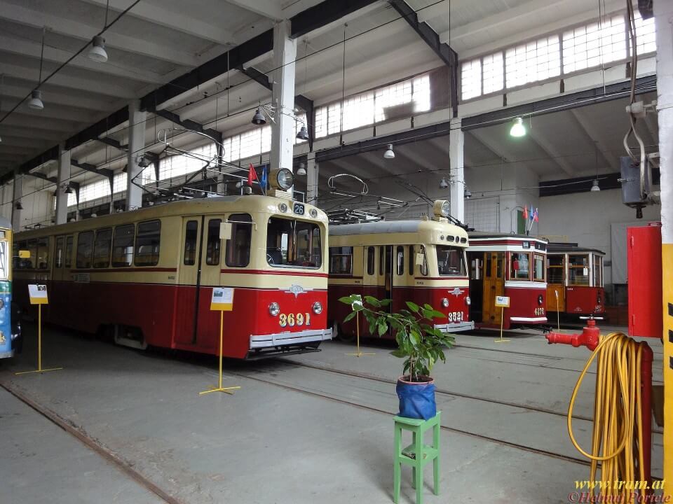 Ein Teil der Ausstellungshalle des Sankt-Peterburger Tramwaj-Museums mit den Wagen Nummer 3691, 3521, 4275 und 2424 ...