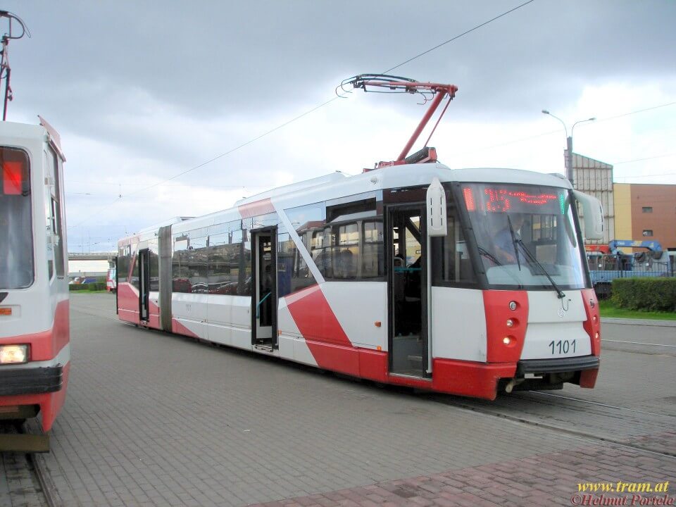 Der 2005 gebaute Prototyp LWS-2005 Nummer 1101 ex 8334 in der Endstation Kupčina auf der Linie 25 und ... (Foto: Helmut Portele)