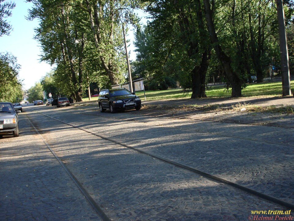 Die eingestellte Strecke auf der Krestovsij-Insel, welche einmal mehreren Linien diente, ist nur mehr Autoparkplatz. (Foto: Helmut Portele)