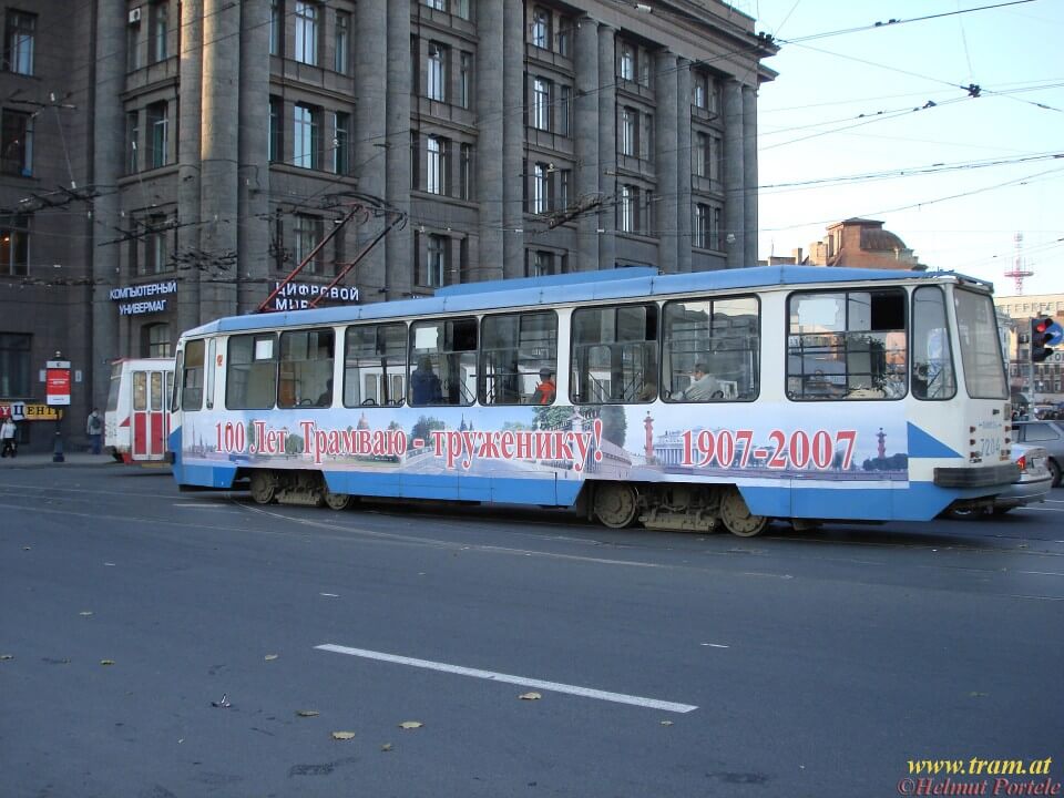 Und selbstverständlich waren auch viele Straßenbahnwagen mit dem Ereignis dekoriert. Ein Zug der Linie 23 mit einem Wagen der Type LM-99 No.7204 vor dem Finnischen Bahnhof. (Foto: Helmut Portele)
