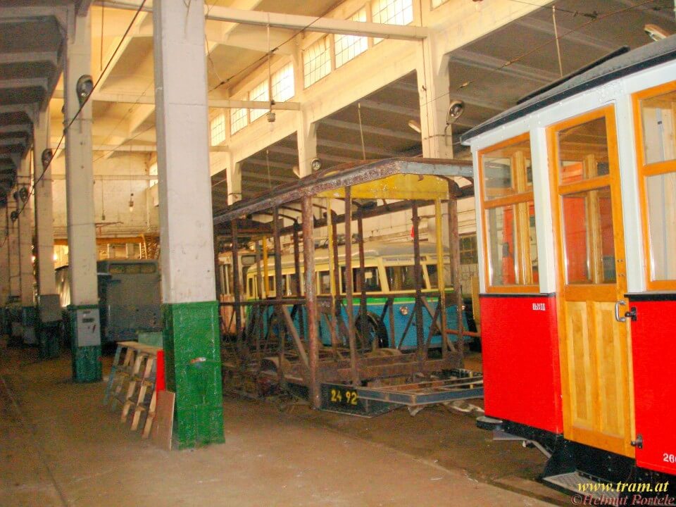 In der Werkstätte des Museums sieht man die Rekonstruktionen aus einem Wagengerippe bis zum neu aufgebaute historischen Tramwajwagen und im Hintergrund den Trollejbus ЯТБ-1. (Foto: Helmut Portele)