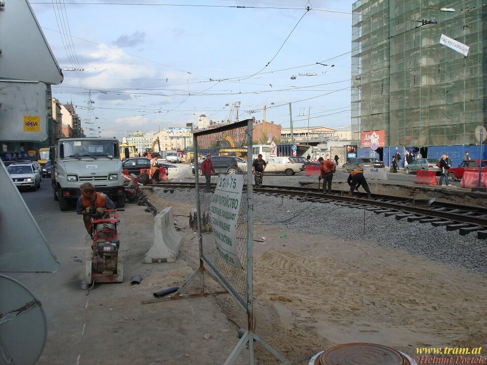 >Am Lingovskij Prospekt wurde die Tramwaj einige hundert Meter vor dem Moskauer Bahnhof in eine Seitengasse abgelenkt. Das helle Gebäude im Hintergrund ist der Bahnhof. Hier während des Umbaus der Strecke im Oktober 2007 ... (Foto: Helmut Portele)