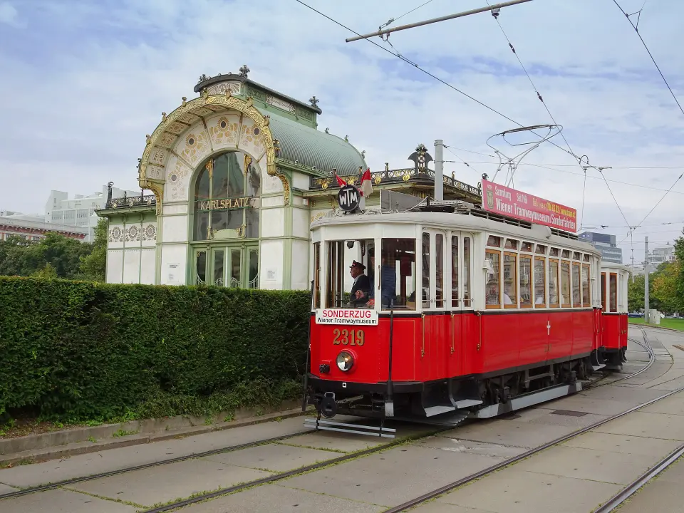 WTM Zweiwagenzug 2319+3964 bei der Abfahrt vom Karlsplatz vor dem Otto-Wagner Pavillon