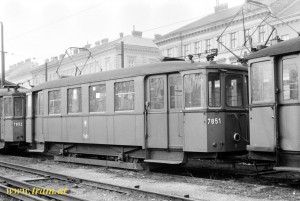 Für die Sammlung leider verloren gegangener, vom Wiener Tramwaymuseum (1976) rekonstruierter, Stadtbahnbeiwagen für den Straßenbahnbetrieb n₁ 5778 als 7853 in Simmering...