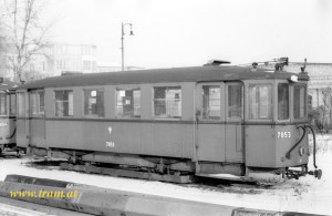 Für die Sammlung leider verloren gegangener, vom Wiener Tramwaymuseum (1976) rekonstruierter, Stadtbahnbeiwagen für den Straßenbahnbetrieb n₁ 5779 als 7851 in Michelbeuern...