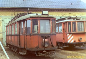 Der Stadtbahntriebwagen N 2706 als NL 6213 vor der Rekonstruktion durch das WTM - Wiener Tramwaymuseum bei der WLB als Ersatzteilspender abgestellt. Daneben der auch für die Sammlung gerettete D₁ 314 als WLB 02.